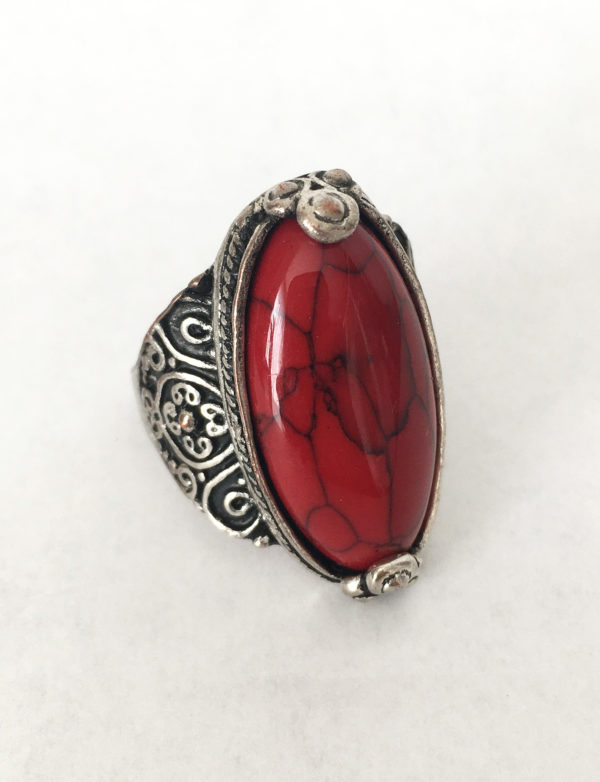 ring met grote rode steen
