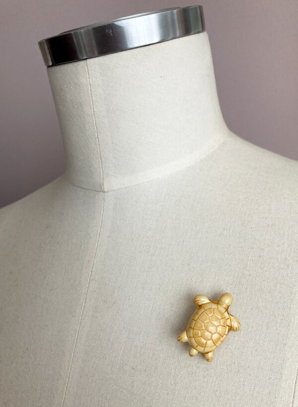 kleine plastic schildpad broche, te koop in de webshop van She Loves Vintage