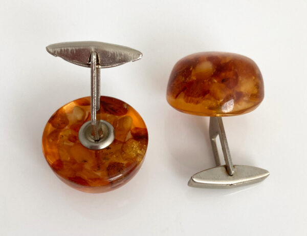 manchetknopen met amber, miljoenen jaar oud, een stukje geschiedenis in 2 kleine accessoires.