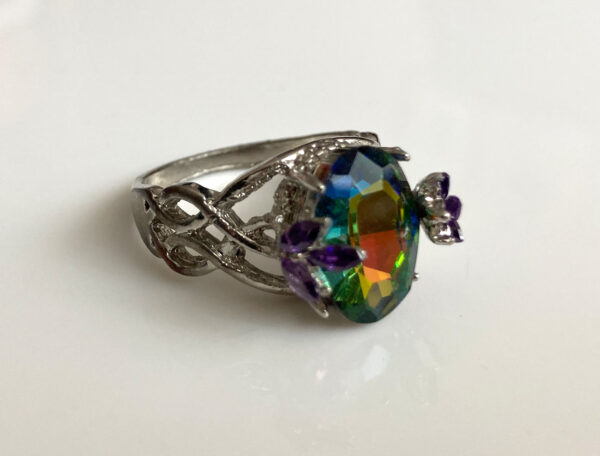bijzondere kleurrijke ring, prachtige vintage ringen koop je online in de webshop van She Loves Vintage.