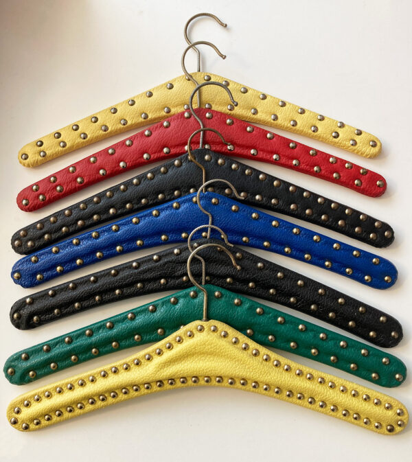 vintage kledinghangers, skai met studs - set van 8 te koop